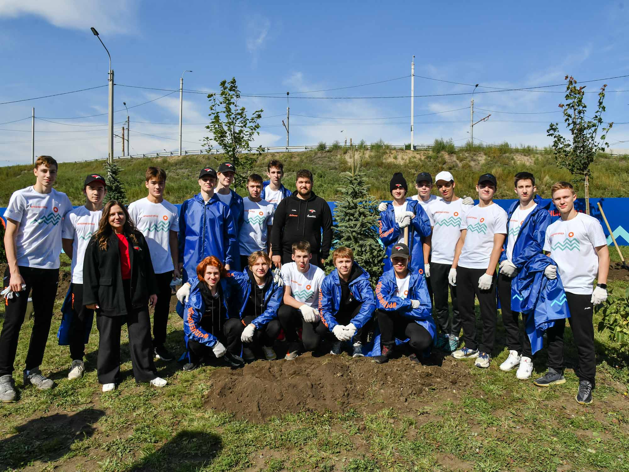При поддержке «Газпром нефти» у Академии высажены 80 деревьев