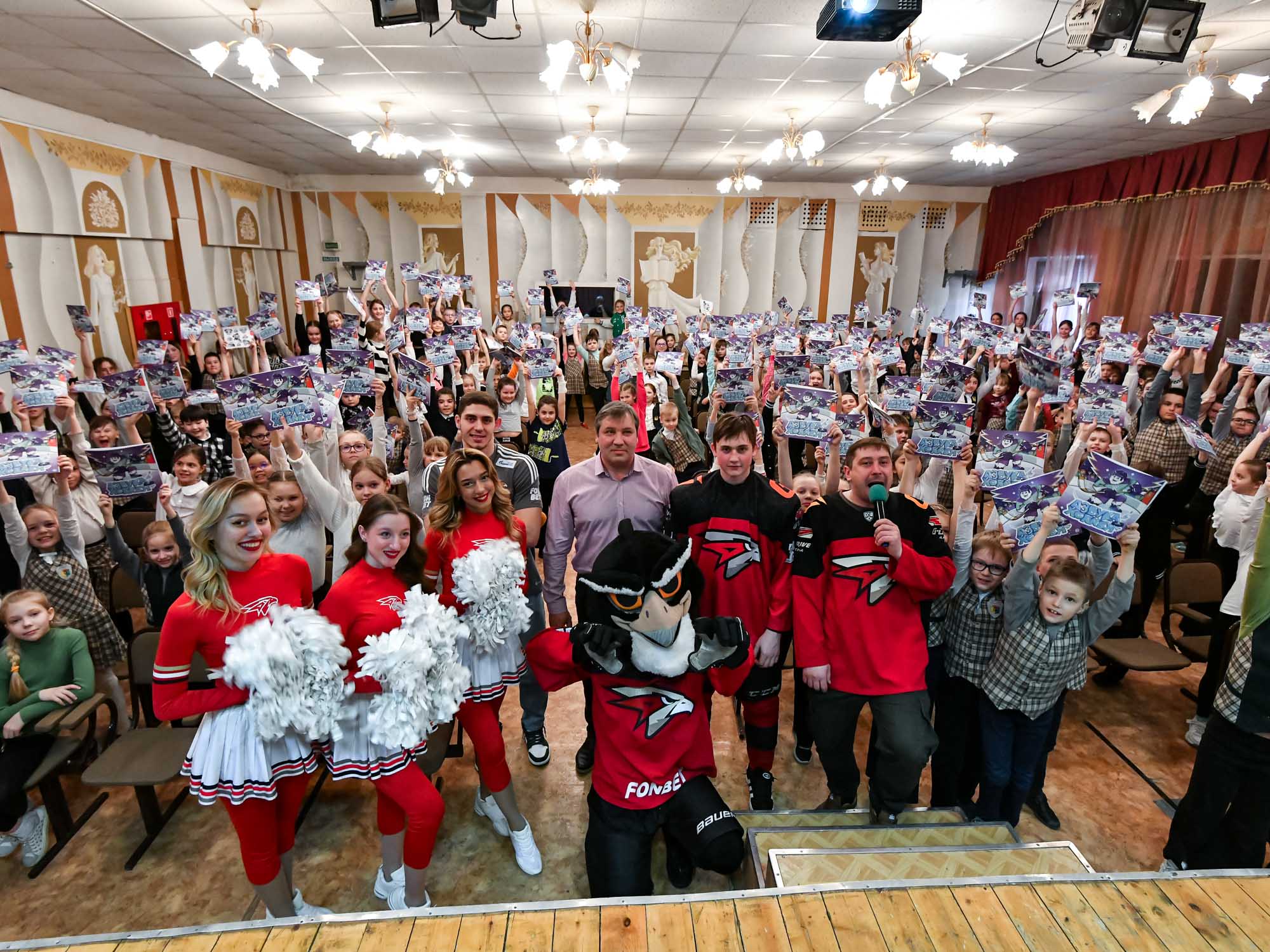 Андрей Мишуров и Олег Угольников провели Урок хоккея в гимназии № 139