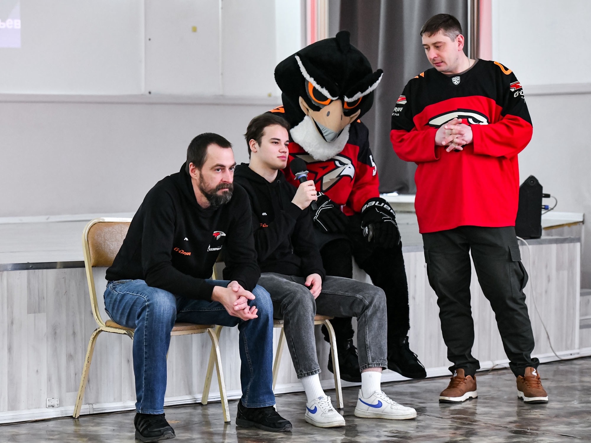 Александр Филатьев и Александр Сазонов провели Урок хоккея в гимназии № 75