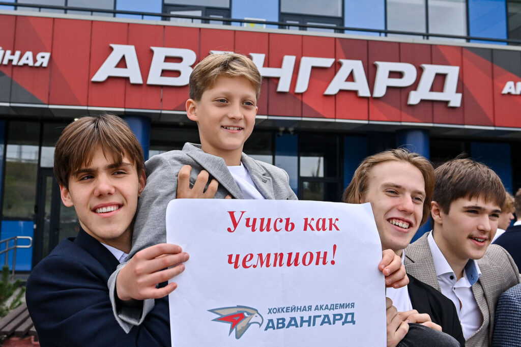 В Академии прошла торжественная линейка с игроком «Авангарда»